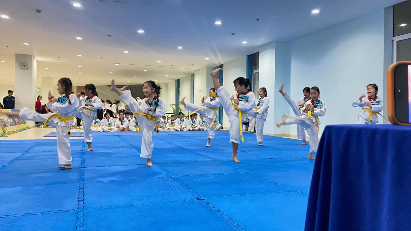 trẻ học taekwondo trong môi trường có kỷ luật và tôn trọng bạn tập
