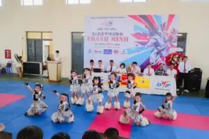 các em nhỏ biểu diễn tại sự kiện taekwondo thanh minh, minh họa hoạt động vận động và tự tin của trẻ